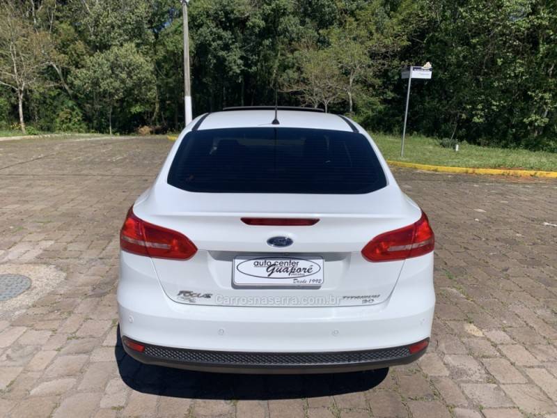 FORD - FOCUS - 2016/2017 - Branca - R$ 71.800,00