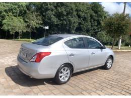 NISSAN - VERSA - 2012/2013 - Prata - R$ 41.800,00