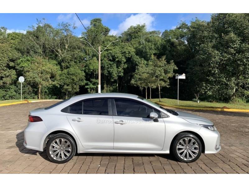 TOYOTA - COROLLA - 2021/2022 - Prata - R$ 126.800,00