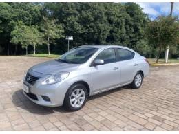 NISSAN - VERSA - 2012/2013 - Prata - R$ 41.800,00