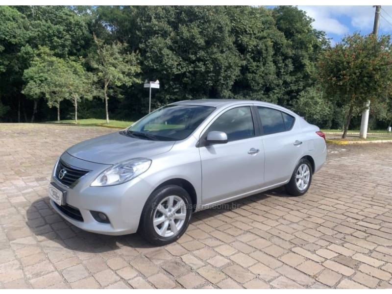 NISSAN - VERSA - 2012/2013 - Prata - R$ 41.800,00