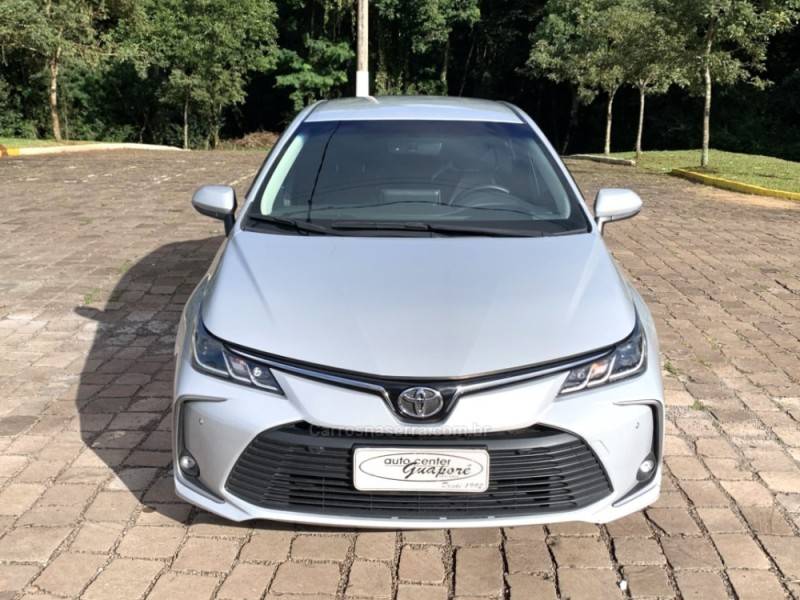 TOYOTA - COROLLA - 2021/2022 - Prata - R$ 126.800,00