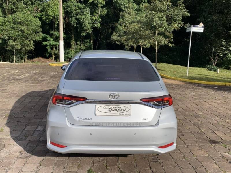 TOYOTA - COROLLA - 2021/2022 - Prata - R$ 126.800,00