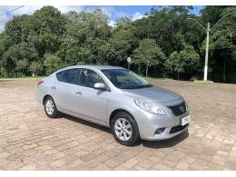 NISSAN - VERSA - 2012/2013 - Prata - R$ 41.800,00