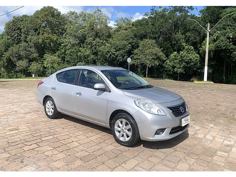 NISSAN - VERSA - 2012/2013 - Prata - R$ 41.800,00