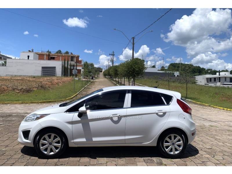 FORD - FIESTA - 2012/2013 - Branca - R$ 39.800,00
