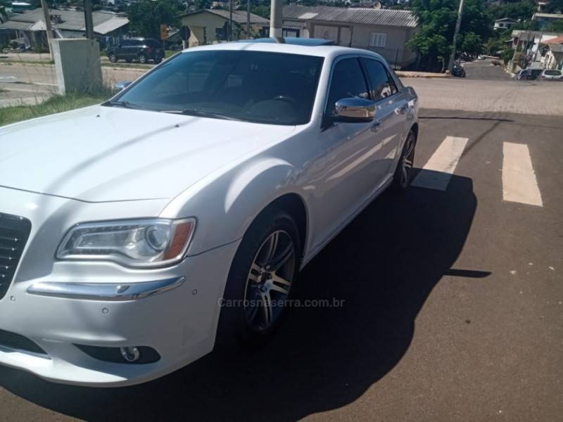 CHRYSLER - 300 C - 2011/2012 - Branca - R$ 129.800,00