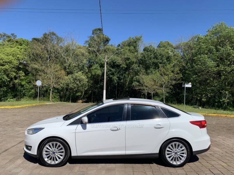 FORD - FOCUS - 2016/2017 - Branca - R$ 71.800,00