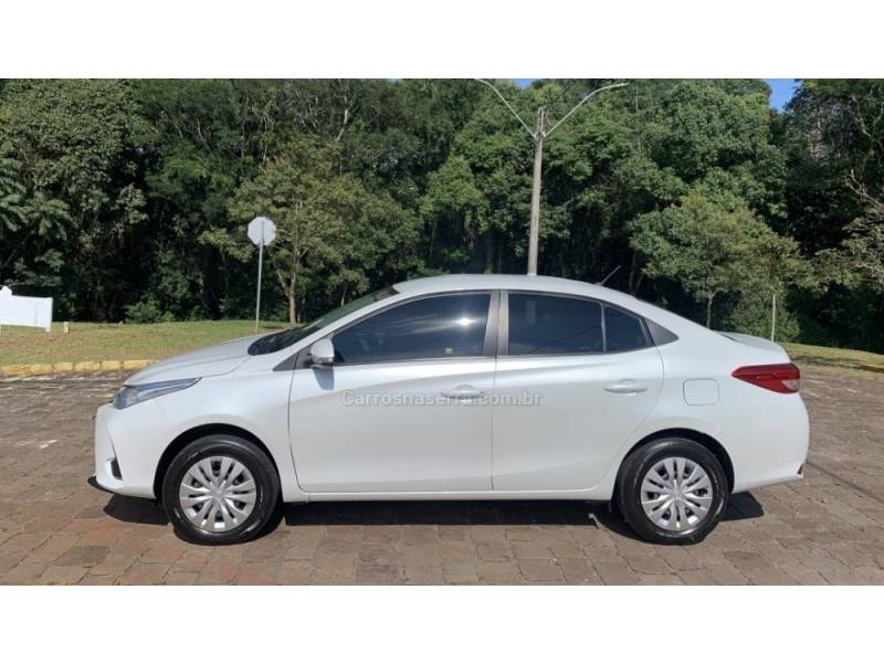 TOYOTA - YARIS - 2022/2023 - Branca - R$ 86.800,00
