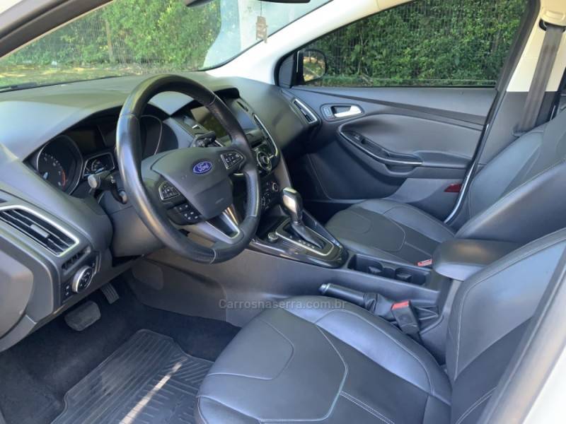 FORD - FOCUS - 2016/2017 - Branca - R$ 71.800,00