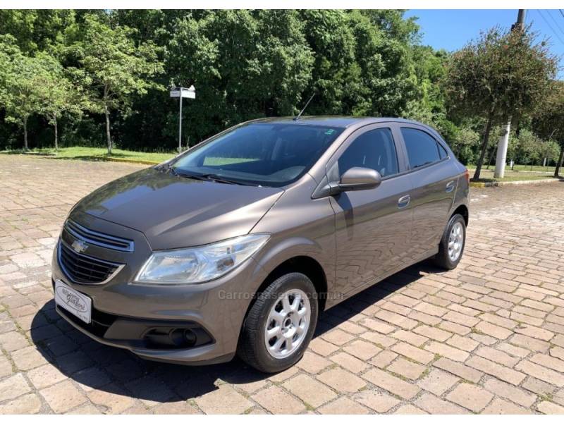 CHEVROLET - ONIX - 2013/2014 - Marrom - R$ 44.800,00