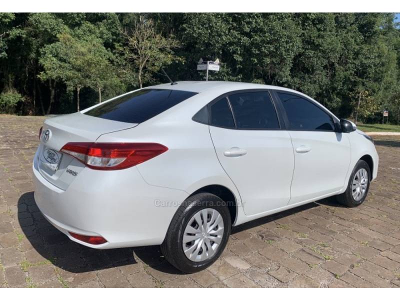 TOYOTA - YARIS - 2022/2023 - Branca - R$ 86.800,00