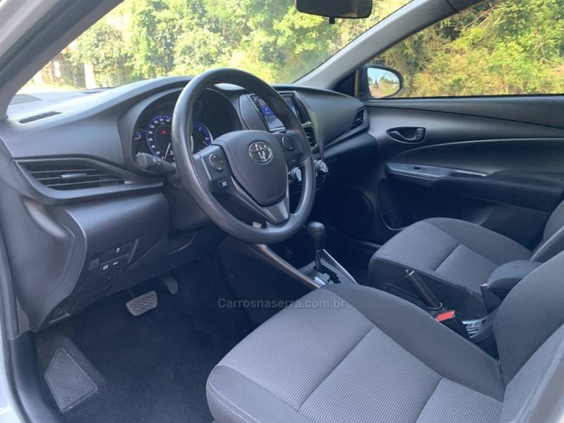 TOYOTA - YARIS - 2022/2023 - Branca - R$ 86.800,00