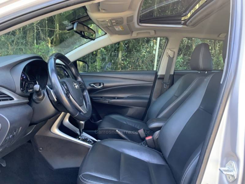 TOYOTA - YARIS - 2019/2020 - Cinza - R$ 87.800,00