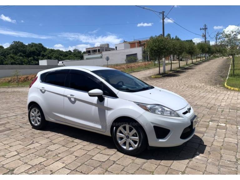 FORD - FIESTA - 2012/2013 - Branca - R$ 39.800,00