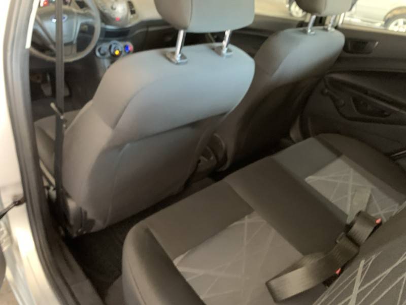 FORD - FIESTA - 2015/2016 - Prata - R$ 44.800,00