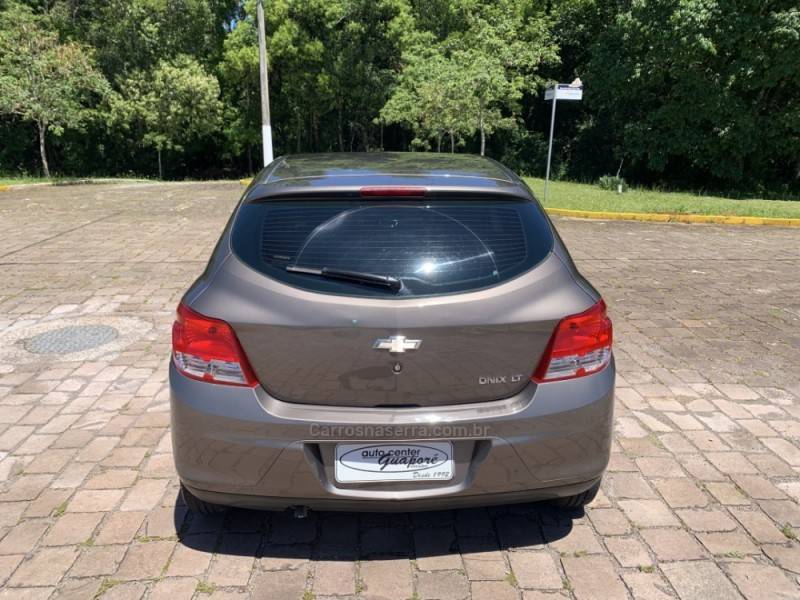 CHEVROLET - ONIX - 2013/2014 - Marrom - R$ 44.800,00