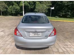 NISSAN - VERSA - 2012/2013 - Prata - R$ 41.800,00