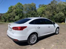 FORD - FOCUS - 2016/2017 - Branca - R$ 71.800,00