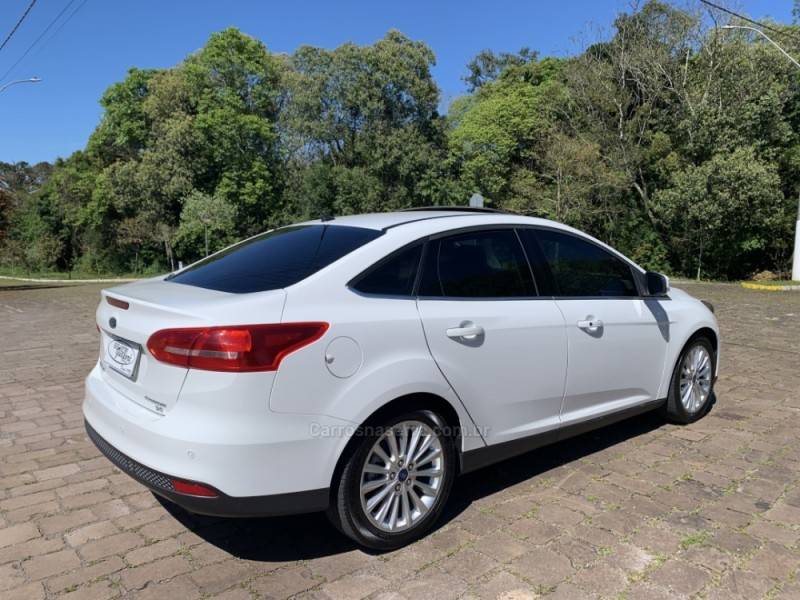 FORD - FOCUS - 2016/2017 - Branca - R$ 71.800,00