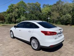 FORD - FOCUS - 2016/2017 - Branca - R$ 71.800,00