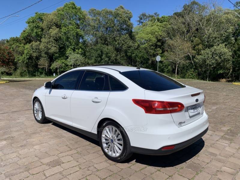FORD - FOCUS - 2016/2017 - Branca - R$ 71.800,00