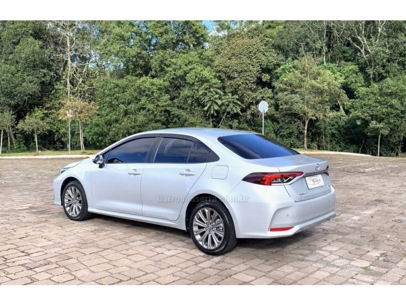 TOYOTA - COROLLA - 2021/2022 - Prata - R$ 126.800,00