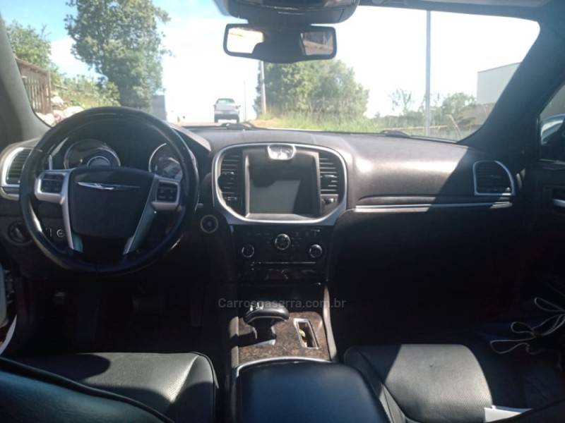 CHRYSLER - 300 C - 2011/2012 - Branca - R$ 129.800,00