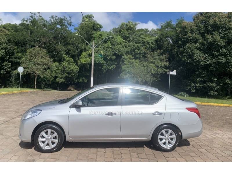 NISSAN - VERSA - 2012/2013 - Prata - R$ 41.800,00