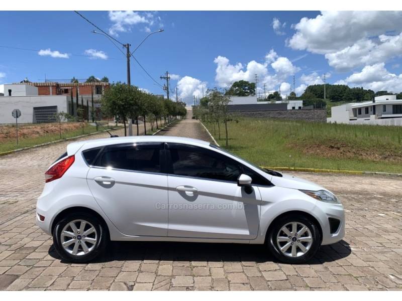 FORD - FIESTA - 2012/2013 - Branca - R$ 39.800,00