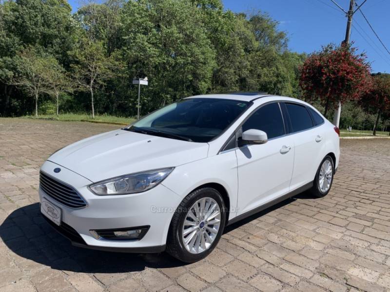 FORD - FOCUS - 2016/2017 - Branca - R$ 71.800,00