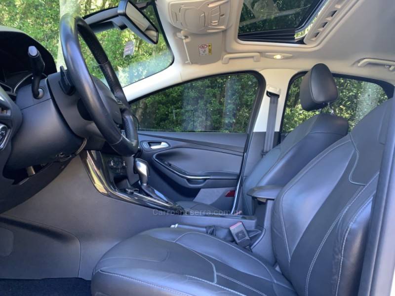 FORD - FOCUS - 2016/2017 - Branca - R$ 71.800,00