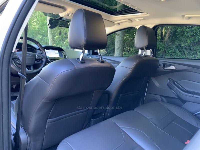 FORD - FOCUS - 2016/2017 - Branca - R$ 71.800,00
