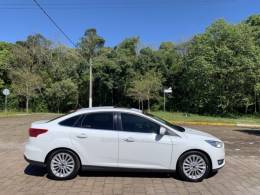 FORD - FOCUS - 2016/2017 - Branca - R$ 71.800,00