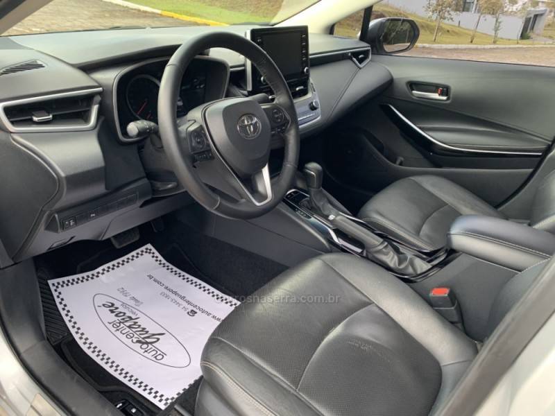 TOYOTA - COROLLA - 2021/2022 - Prata - R$ 126.800,00