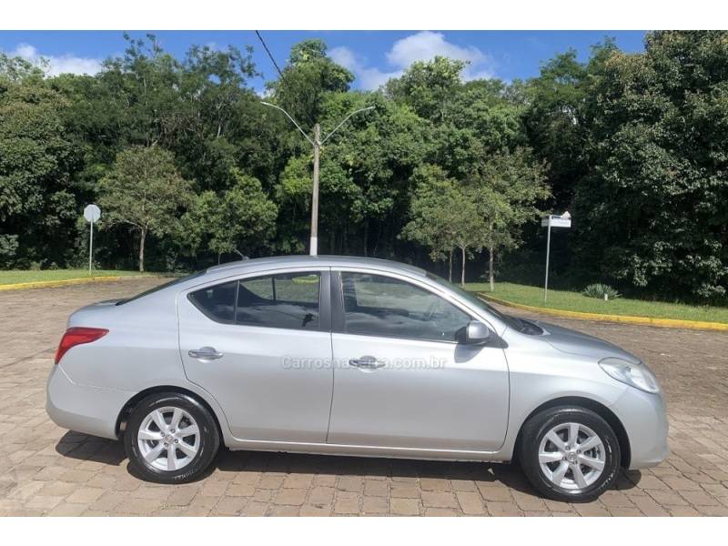 NISSAN - VERSA - 2012/2013 - Prata - R$ 41.800,00