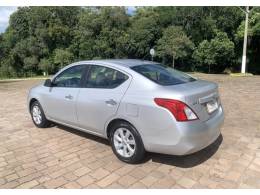 NISSAN - VERSA - 2012/2013 - Prata - R$ 41.800,00