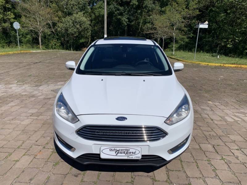 FORD - FOCUS - 2016/2017 - Branca - R$ 71.800,00