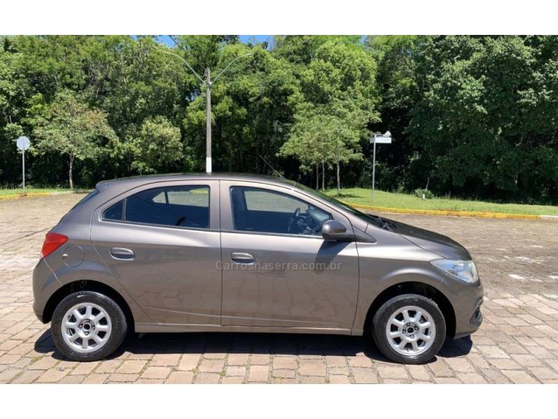 CHEVROLET - ONIX - 2013/2014 - Marrom - R$ 44.800,00