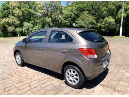 CHEVROLET - ONIX - 2013/2014 - Marrom - R$ 44.800,00