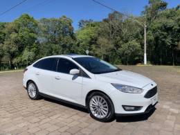FORD - FOCUS - 2016/2017 - Branca - R$ 71.800,00