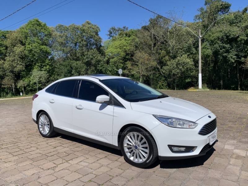 FORD - FOCUS - 2016/2017 - Branca - R$ 71.800,00