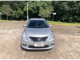 NISSAN - VERSA - 2012/2013 - Prata - R$ 41.800,00