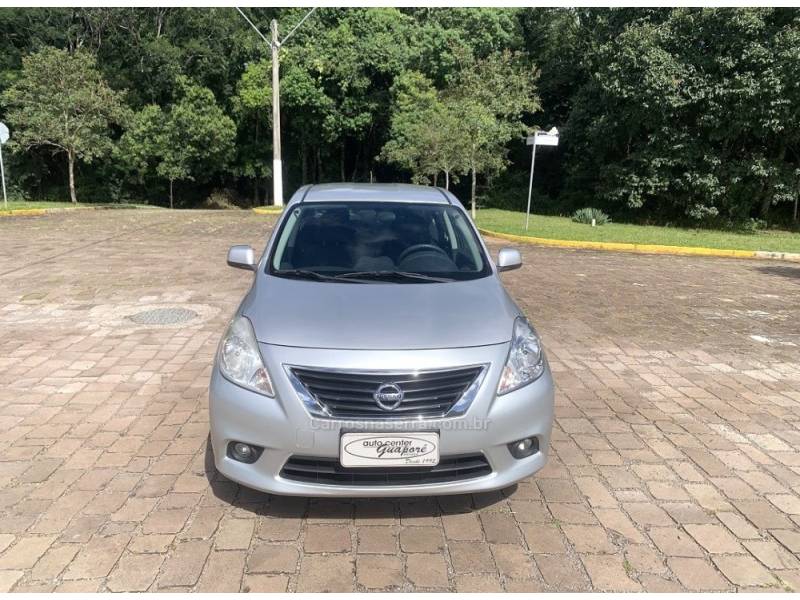 NISSAN - VERSA - 2012/2013 - Prata - R$ 41.800,00