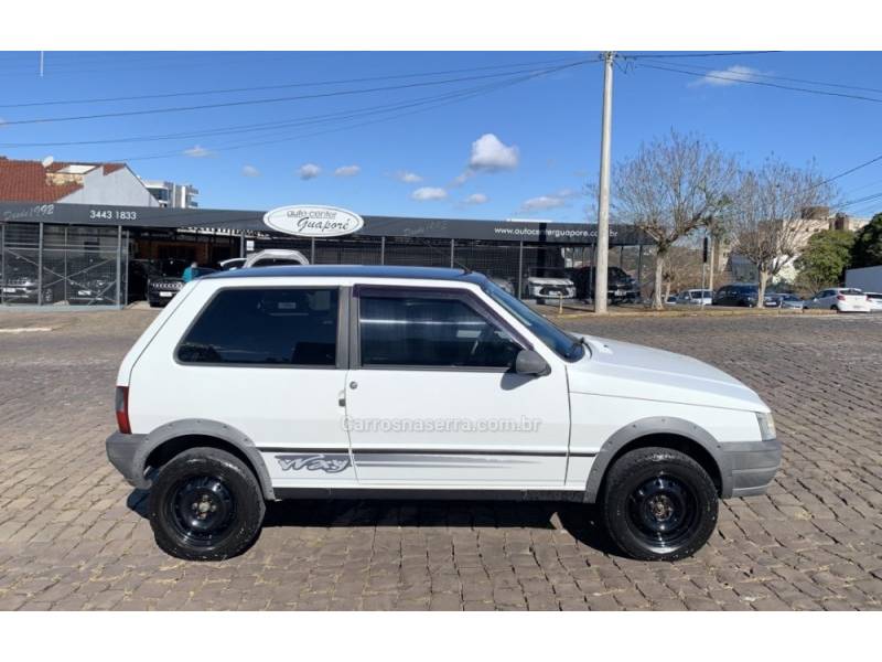 FIAT - UNO - 2010/2011 - Branca - R$ 32.800,00