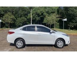 TOYOTA - YARIS - 2022/2023 - Branca - R$ 86.800,00