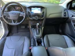 FORD - FOCUS - 2016/2017 - Branca - R$ 71.800,00