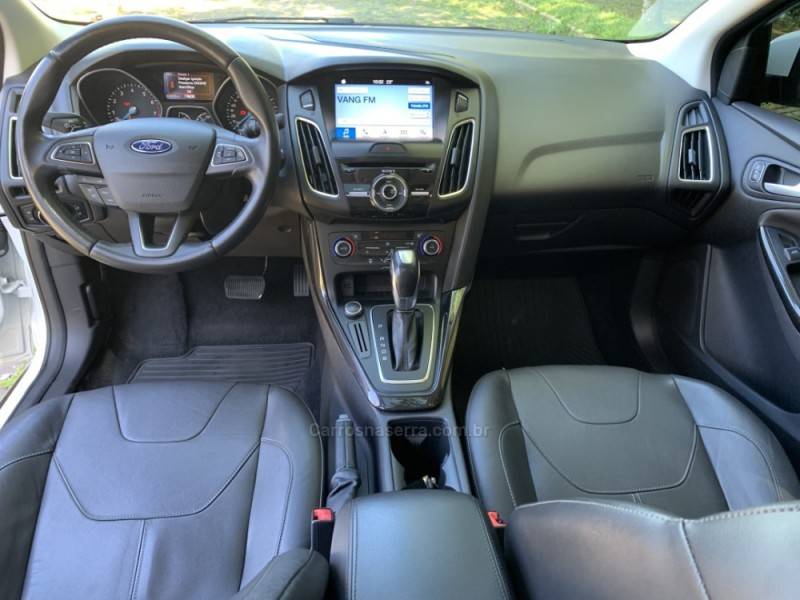 FORD - FOCUS - 2016/2017 - Branca - R$ 71.800,00